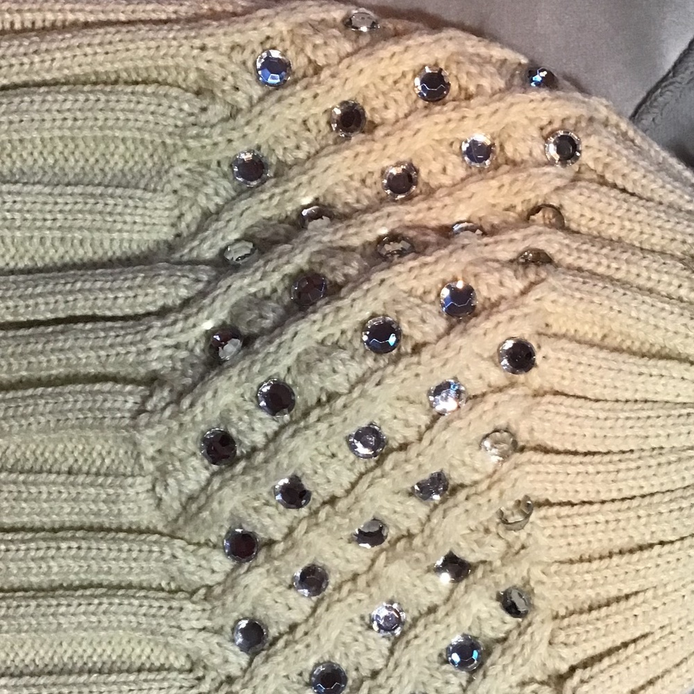 SO CUTE TAN BEANIE WITH GEMS AND PUFF - Picture 2 of 4